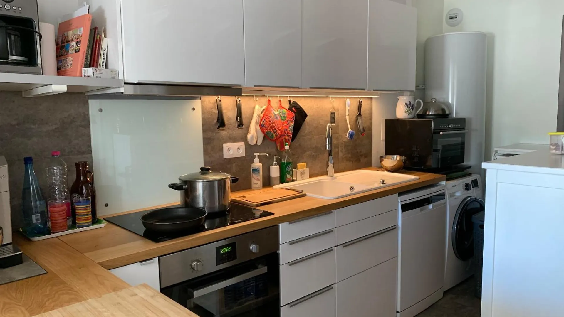 Appartement 6 Pers Climatise - Centre Ville A 15 Min De La Mer - 75M2 - 3 Chambres - Terrasse -Calme - Parking Le Lavandou Lejlighed