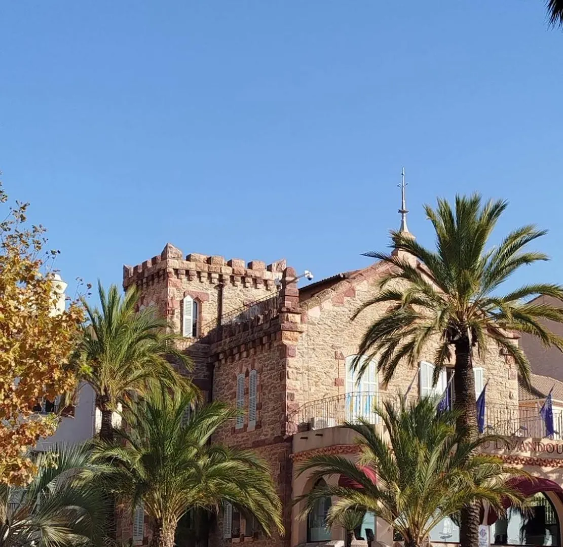 Appartement 6 Pers Climatise - Centre Ville A 15 Min De La Mer - 75M2 - 3 Chambres - Terrasse -Calme - Parking Le Lavandou