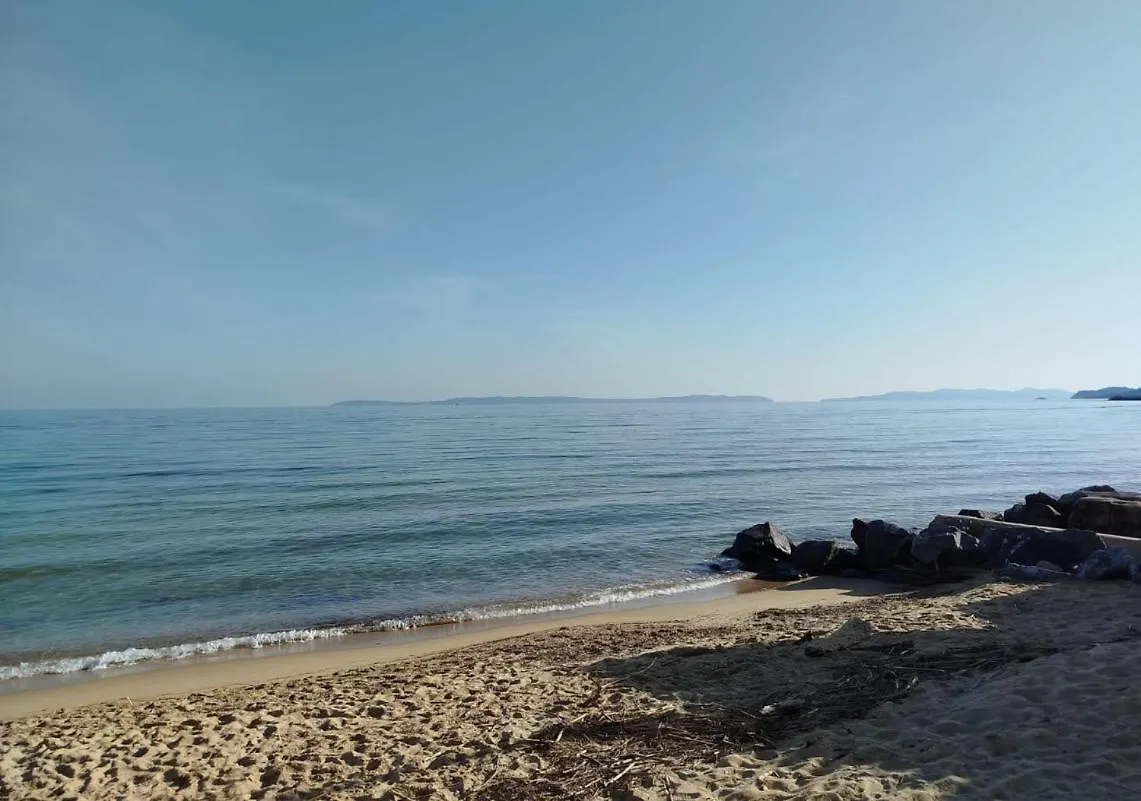 Lejlighed Appartement 6 Pers Climatise - Centre Ville A 15 Min De La Mer - 75M2 - 3 Chambres - Terrasse -Calme - Parking Le Lavandou