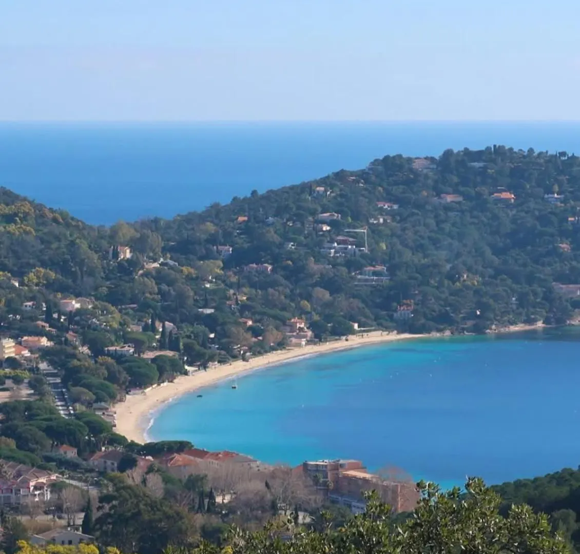 Lejlighed Appartement 6 Pers Climatise - Centre Ville A 15 Min De La Mer - 75M2 - 3 Chambres - Terrasse -Calme - Parking Le Lavandou