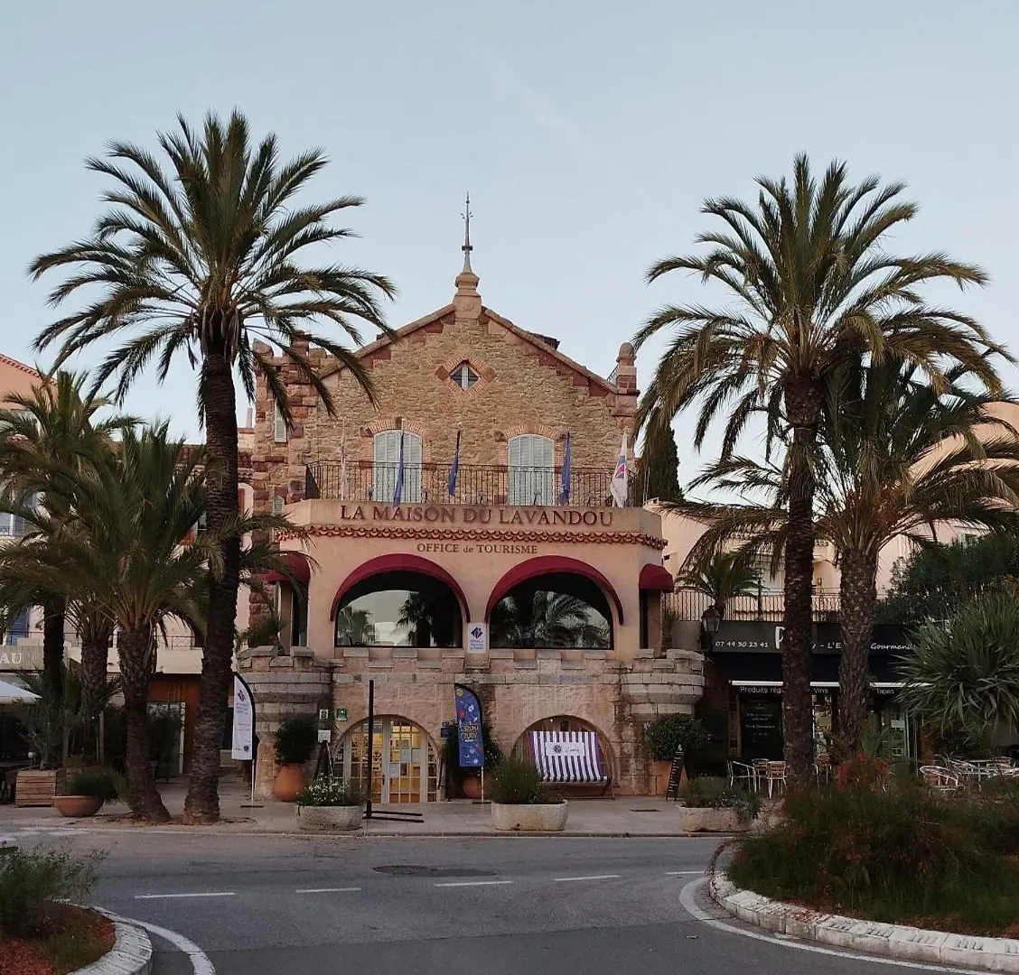 Appartement 6 Pers Climatise - Centre Ville A 15 Min De La Mer - 75M2 - 3 Chambres - Terrasse -Calme - Parking Le Lavandou 0*,  Frankrig