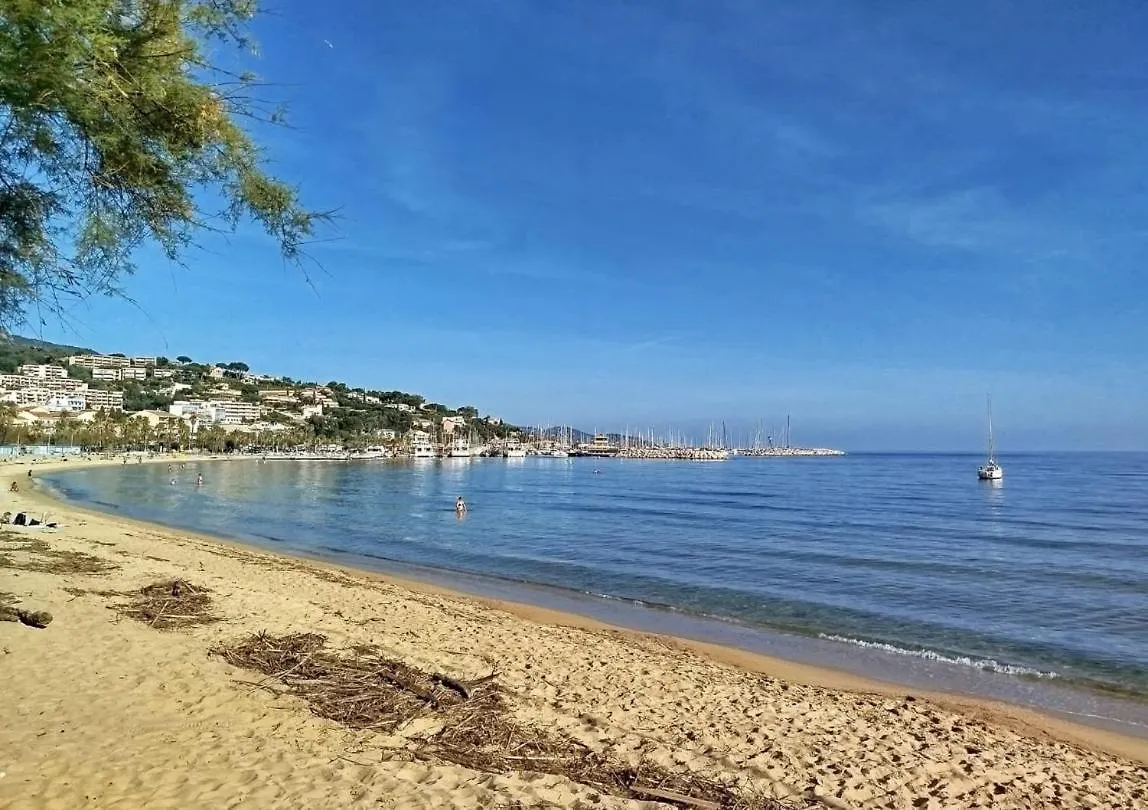 Lejlighed Appartement 6 Pers Climatise - Centre Ville A 15 Min De La Mer - 75M2 - 3 Chambres - Terrasse -Calme - Parking Le Lavandou Frankrig