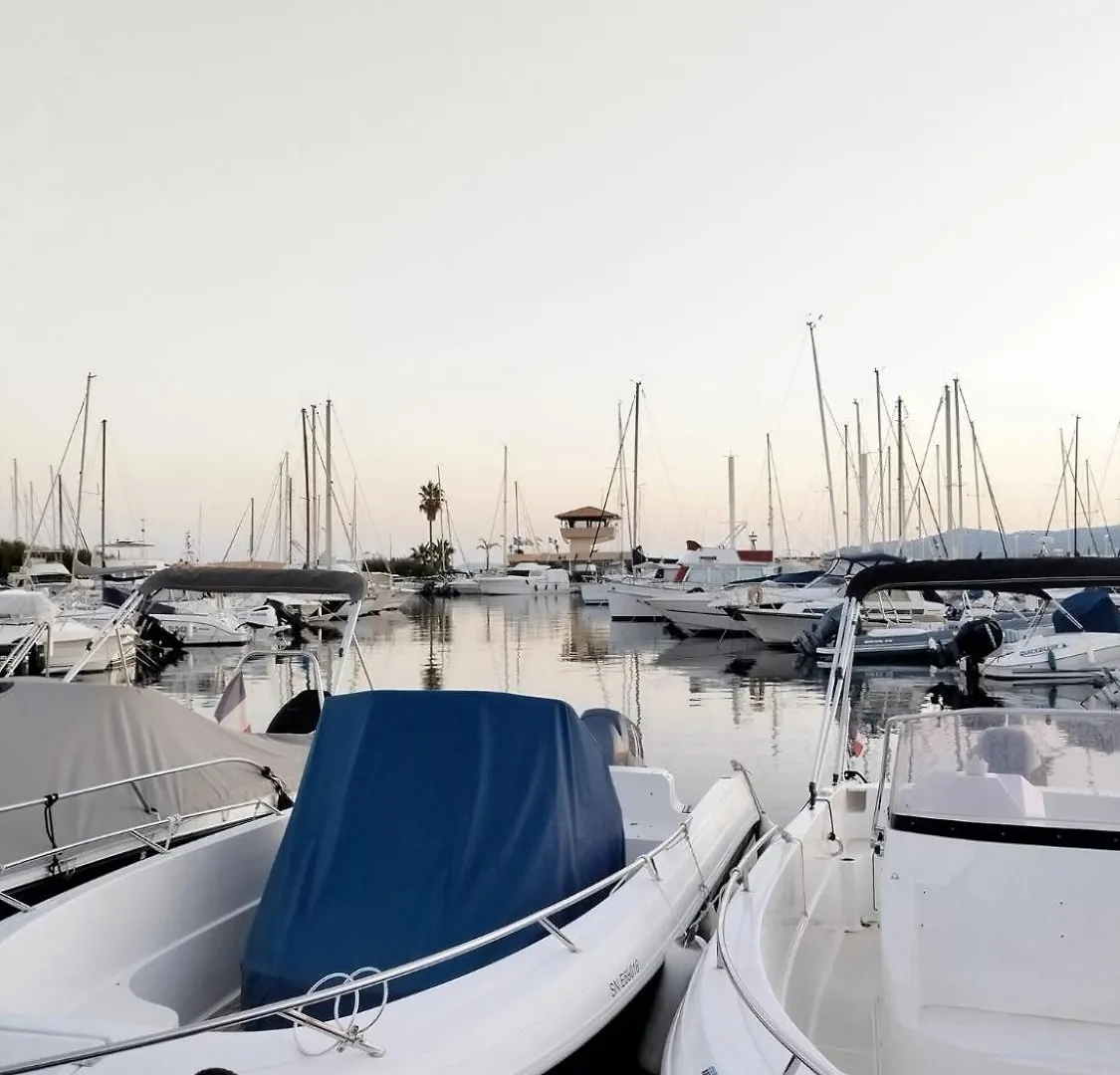 Lejlighed Appartement 6 Pers Climatise - Centre Ville A 15 Min De La Mer - 75M2 - 3 Chambres - Terrasse -Calme - Parking Le Lavandou